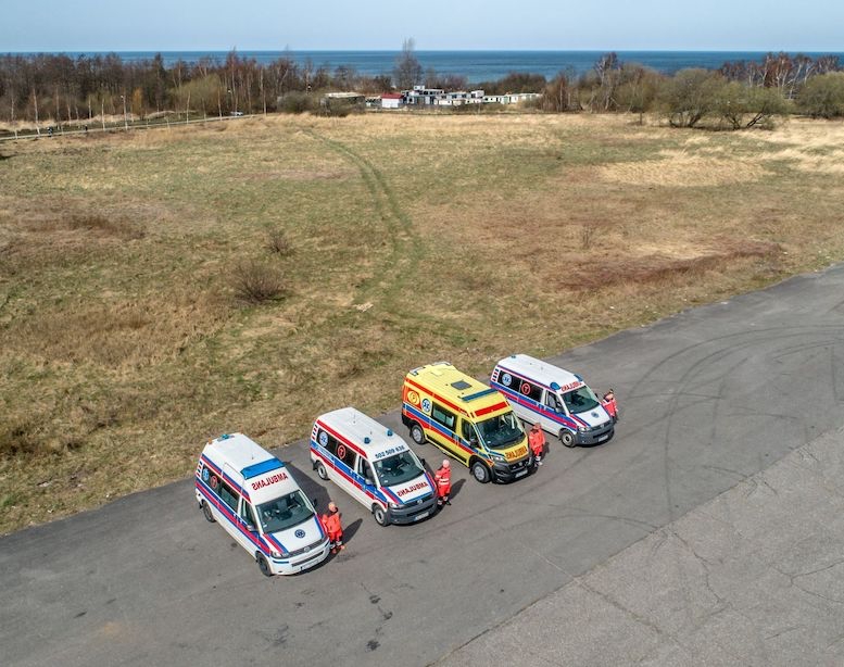 Flota ambulansów MarMed z zespołem ratowników